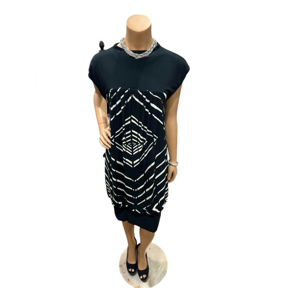 Stylish three-quarter length black-and-white dress 💕✨🛍️👗